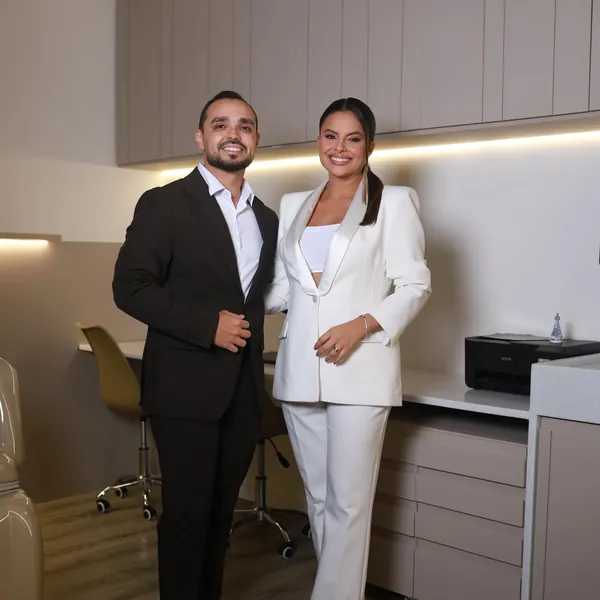 Dr. Iago Bezerra e Dra. Thammara Assunção no consultório