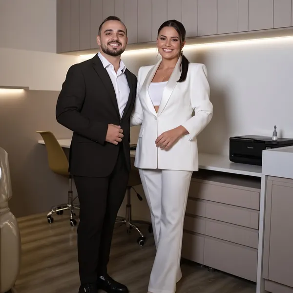 Dr. Iago Bezerra e Dra. Thammara Assunção no consultório