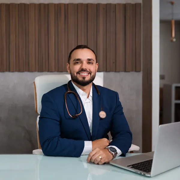 Dr. Iago Bezerra à mesa do consultório