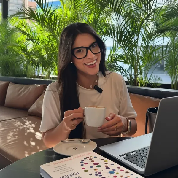 Psicóloga Mariana B. Dias com uma xícara de café