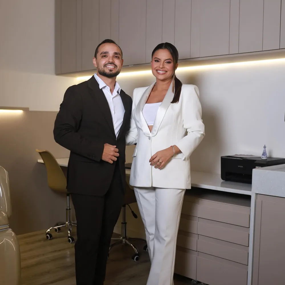 Dr. Iago Bezerra e Dra. Thammara Assunção, sócios-fundadores, no consultório do Instituto Leven